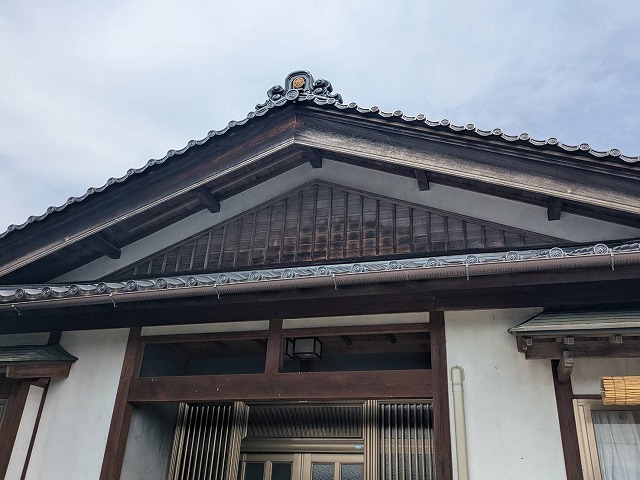 変色した妻壁の木部